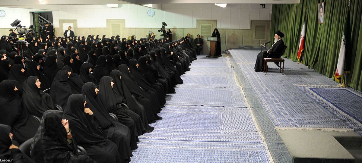 (ویدئو) پوشش متفاوت چند خانم در دیدار با رهبر انقلاب