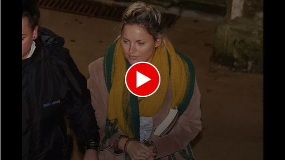 (ویدئو)حمله جنون‌آمیز دختر جوان و زیر گرفتن نامزدش مقابل دوربین‌ها