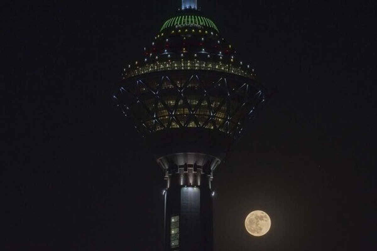 (ویدئو) لحظه خاموش شدن چراغ‌های برج میلاد به یاد شهدای حادثه تروریستی کرمان