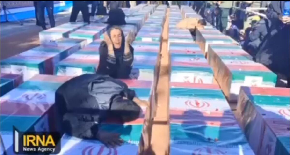 (ویدئو) تصاویر به شدت ناراحت‌کننده از بی تابی مادران جانباختگان در کرمان