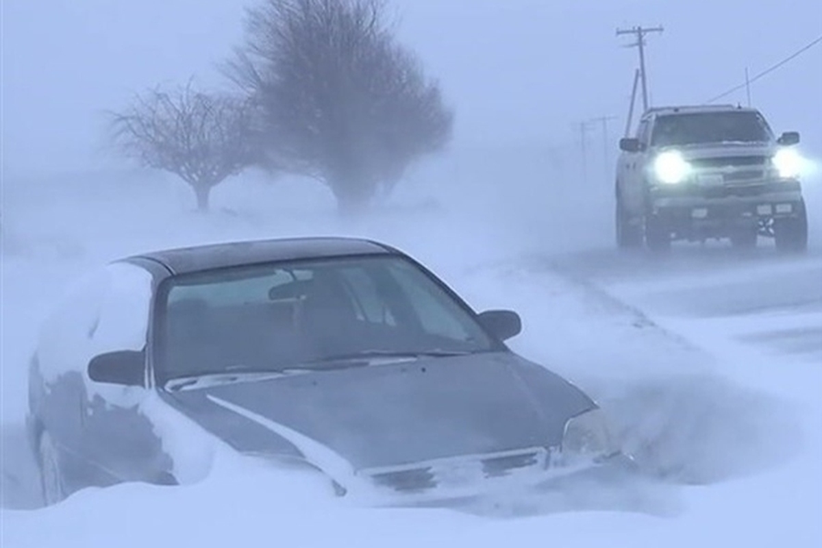 (ویدئو) برف و بوران وحشتناک در گردنه الماس و گیر کردن خودرو‌ها