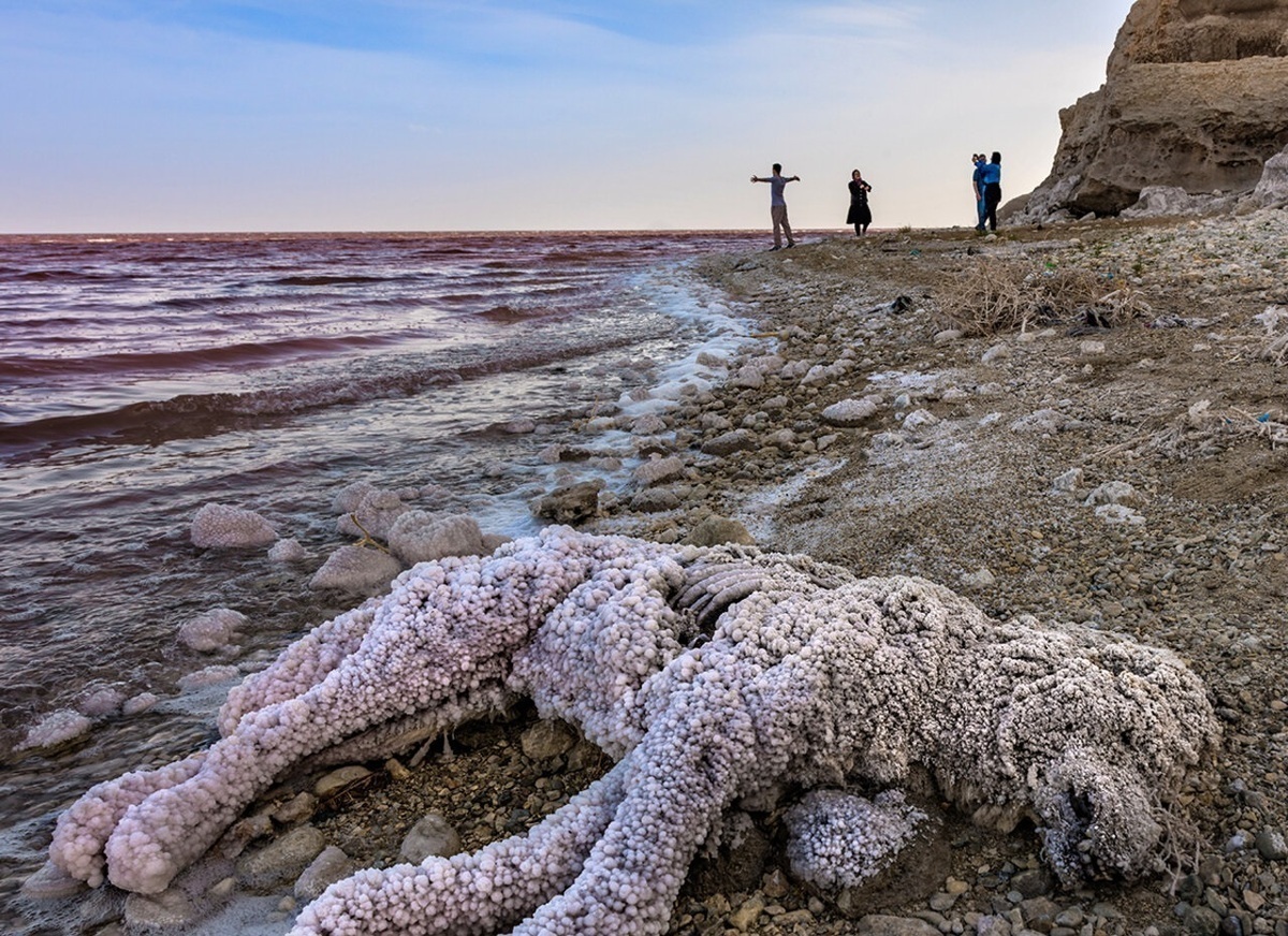 مالچ‌پاشی در دریاچه ارومیه؛ دفن «جنازه» یا عملیات تحقیقاتی؟!