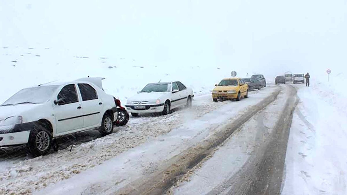 برف، باران و مه‌گرفتگی در جاده‌های ۲۲ استان کشور