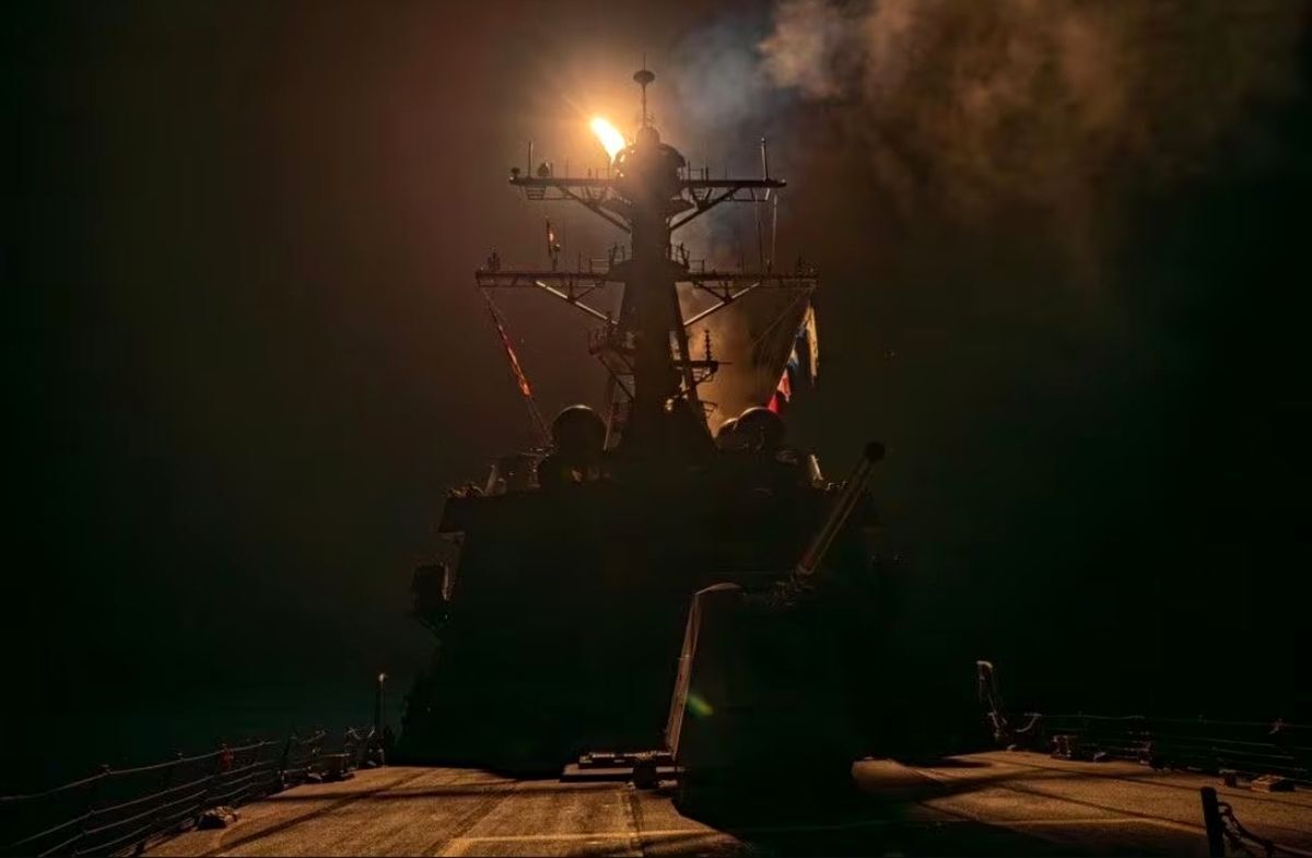 (ویدیو ) لحظه اصابت موشک یمنی‌ها به کشتی یونانی