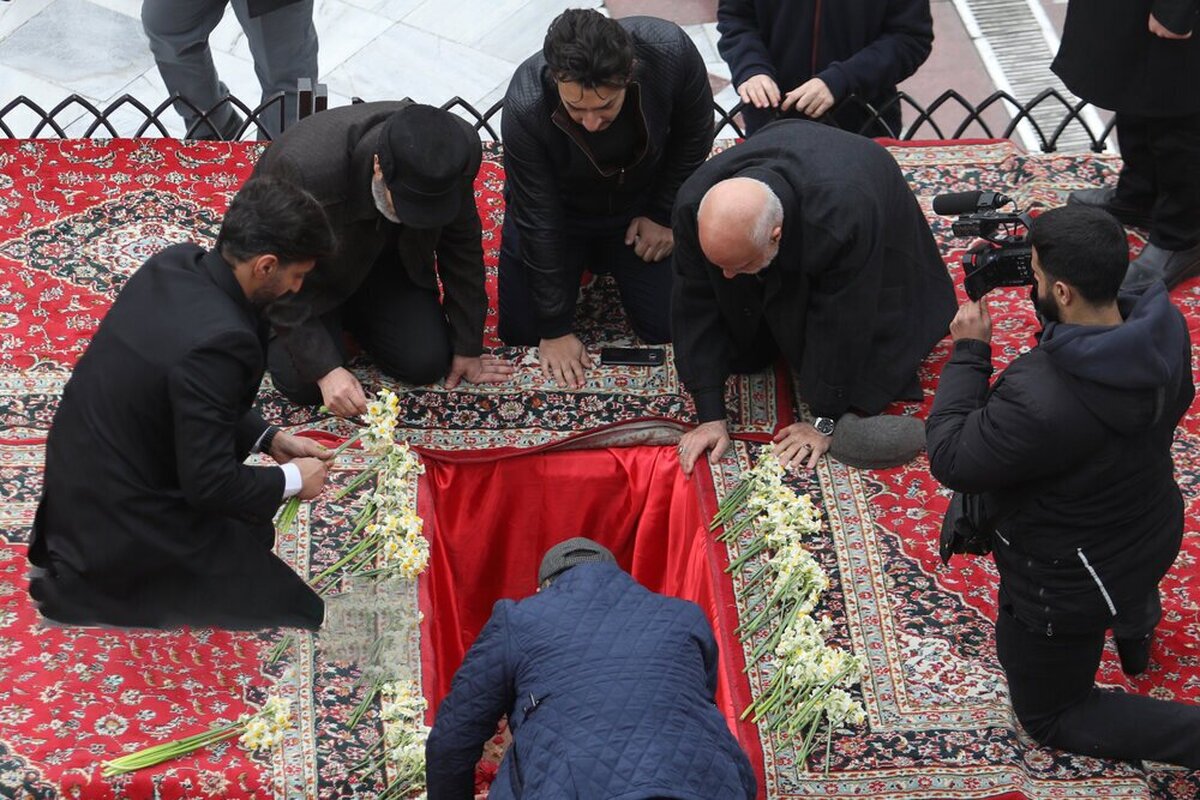 (عکس) دختر سردار سلیمانی در مراسم تدفین پیکر شهید سید رضی