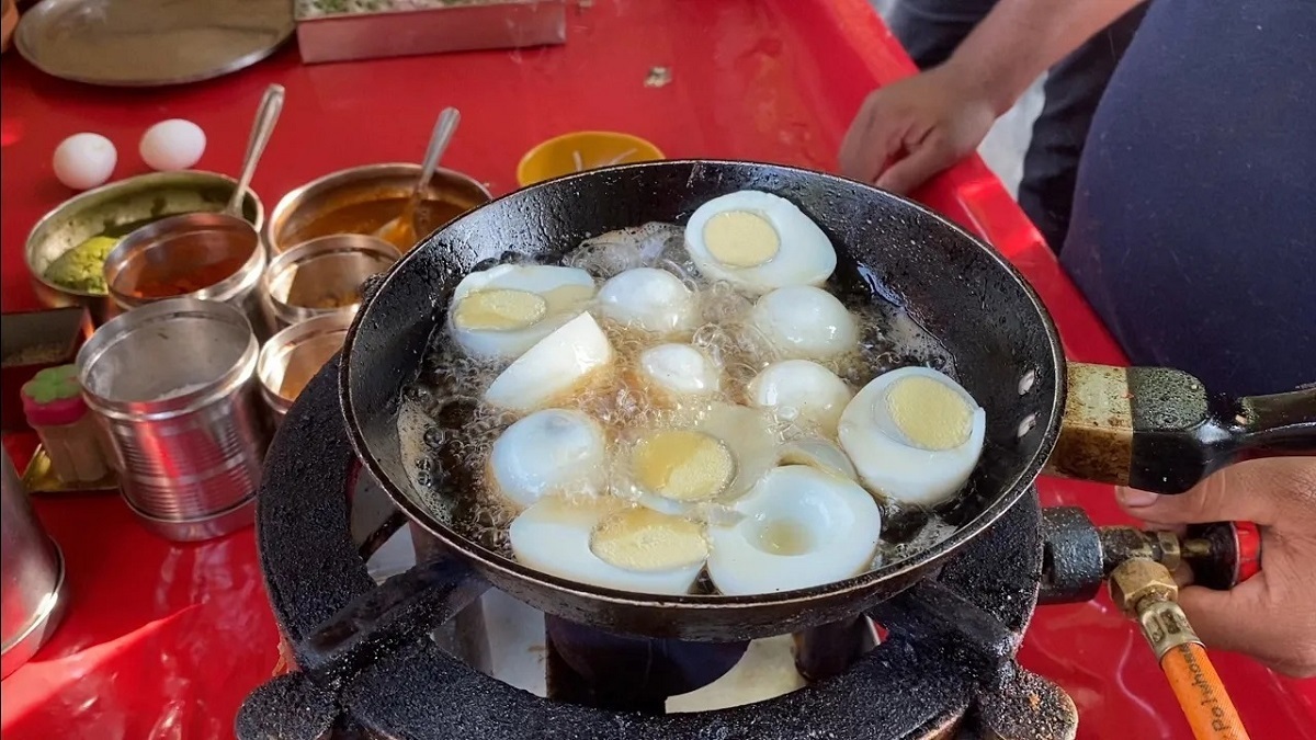 (ویدئو) تهیه ساندویچ تخم مرغ با یک روش منحصر به فرد در هند