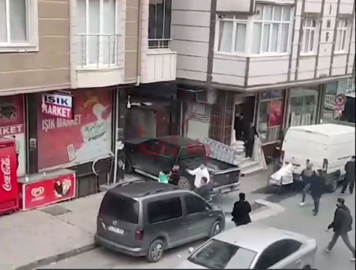 (ویدئو) حمله مردم به مرد وحشی بعد از کتک زدن یک زن وسط خیابان!