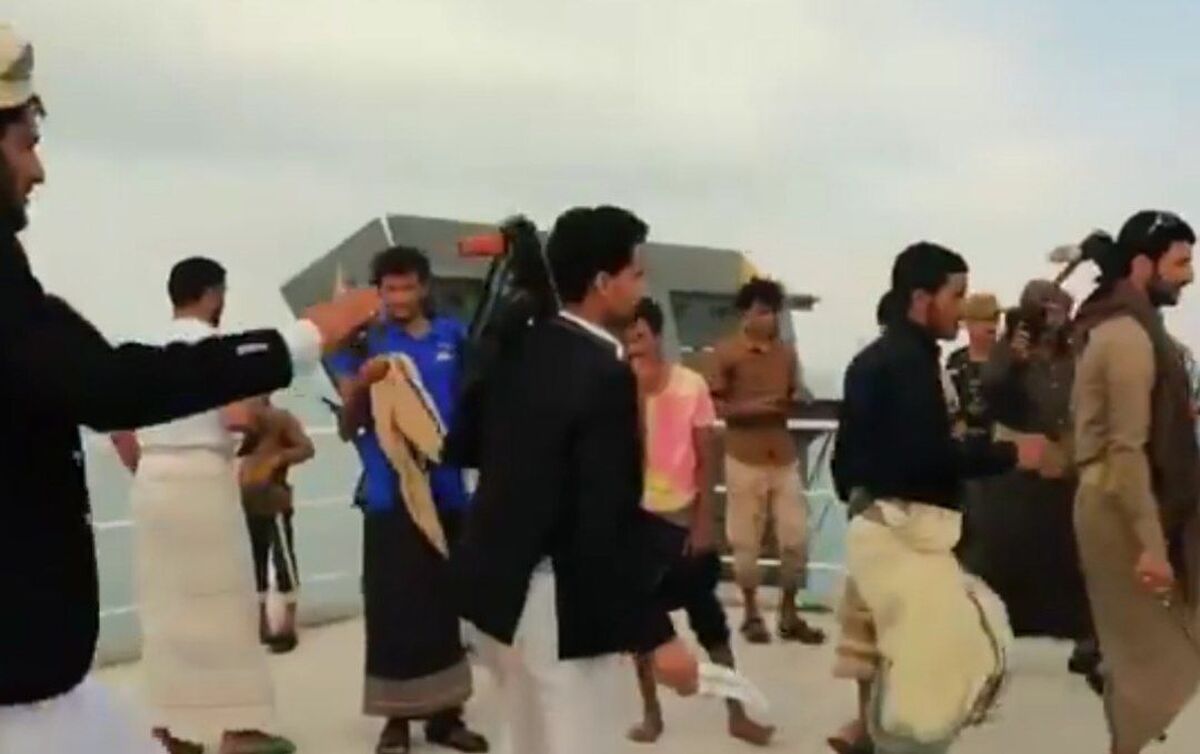 (ویدئو) رقص یمنی‌ها بر روی کشتی توقیف شده در ساحل یمن!