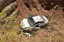(ویدئو) کمک بی‌نظیر مردم برای خارج کردن خودرو از یک دره در هورامان