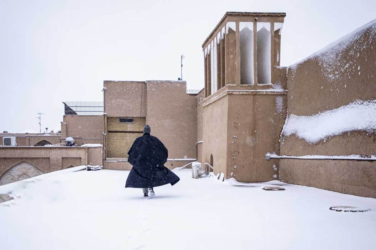 (تصاویر) بارش زیبای برف در بافت تاریخی یزد