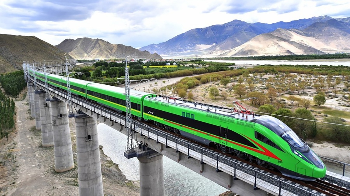 (ویدئو) تصویری از سرعت حیرت انگیز قطار‌ها در چین