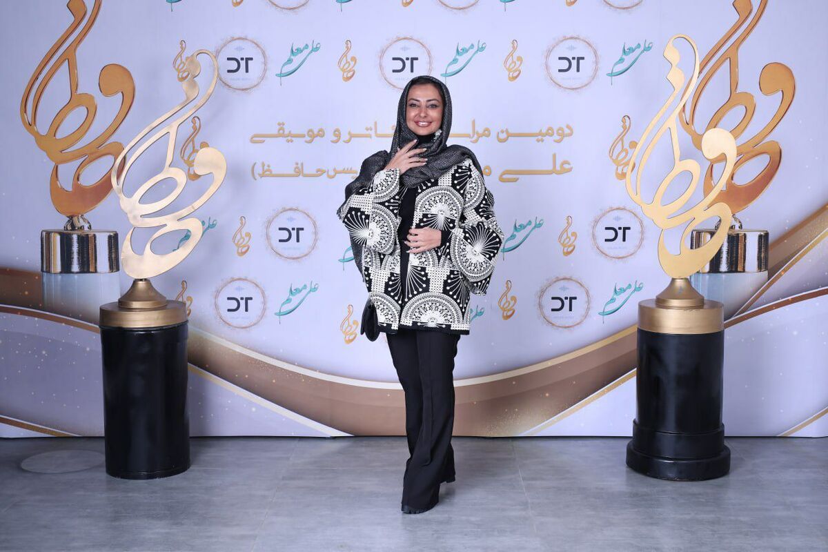 (عکس) ذوق شدید خانم بازیگر در مراسم حافظ و جلوی دوربین