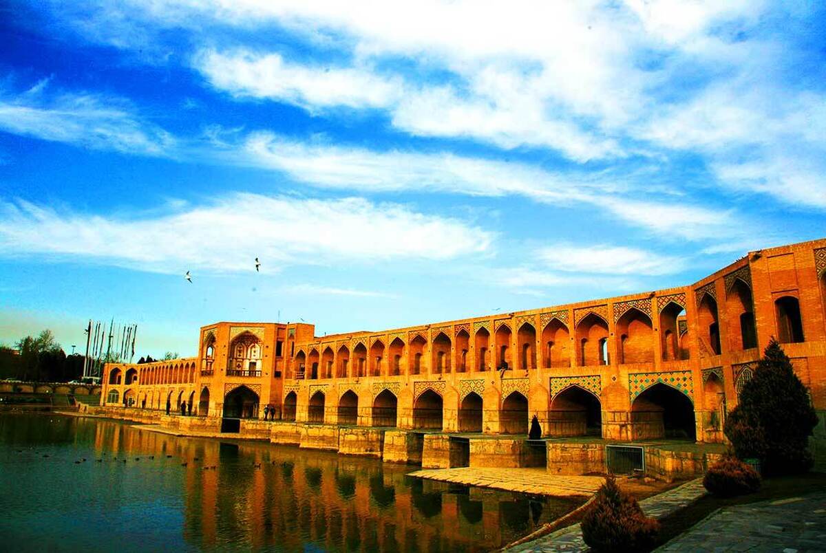 تصاویر عجیب از آسیب به پل خواجو اصفهان با نارنجک دستی!