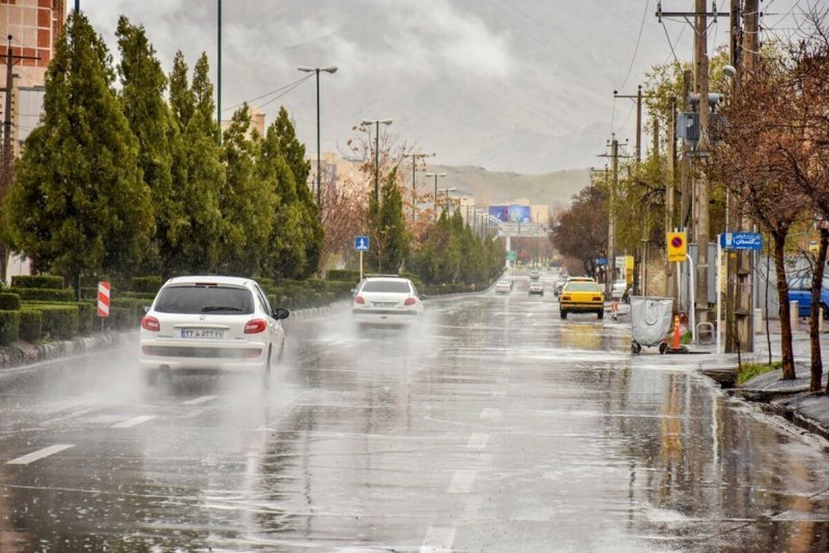 بارش باران در جاده‌های ۱۵ استان