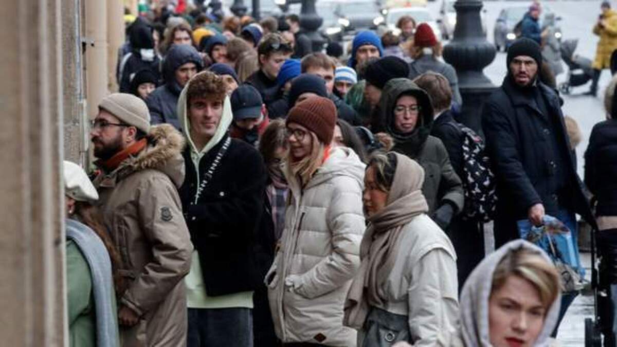 تشکیل صف طولانی هواداران ناوالنی برای دادن رای اعتراضی به پوتین