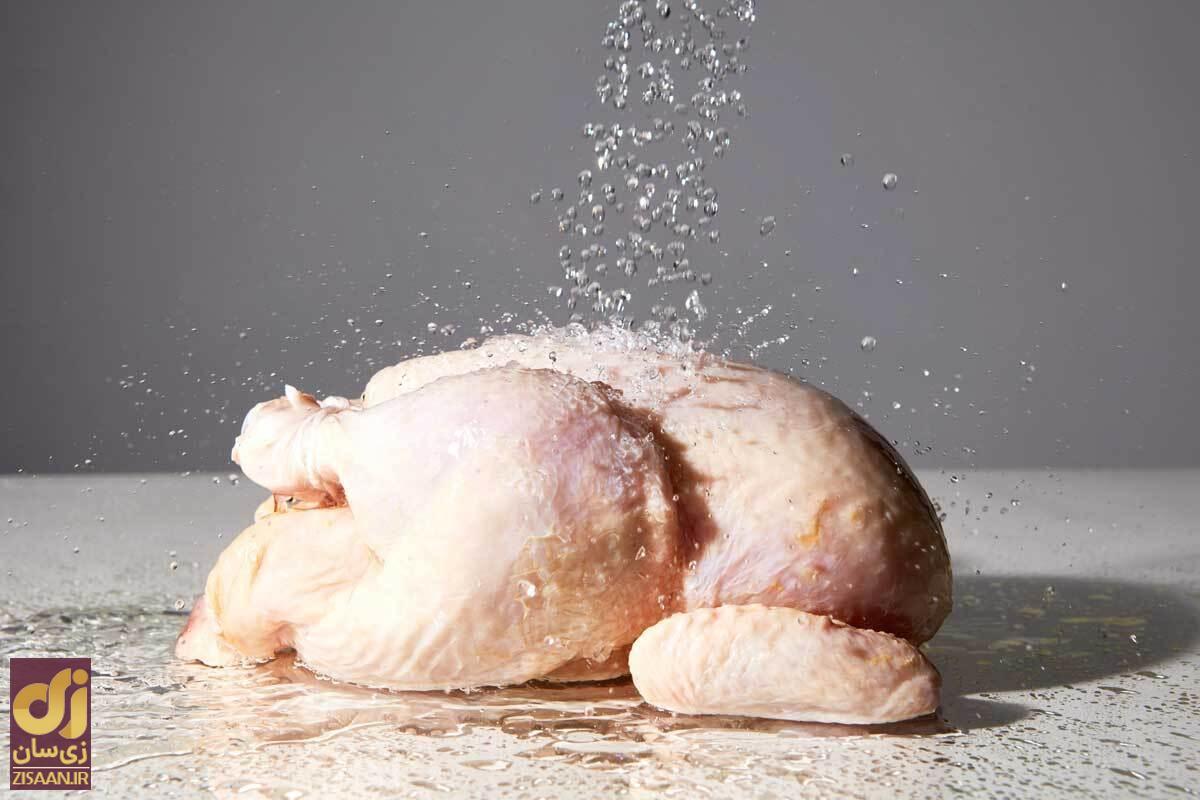 آیا قبل از پختن مرغ باید آن را شُست؟ بیایید یک کار بیهوده را کنار بگذارید!