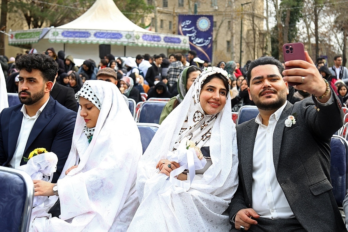 (عکس) نشستن عروس جوان پشت فرمان مرسدس بنز در ازدواج دانشجویی