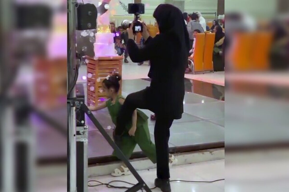 (ویدئو) ویدیو پربازدید این روزها؛ پذیرایی از کودک در عروسی با لگد!