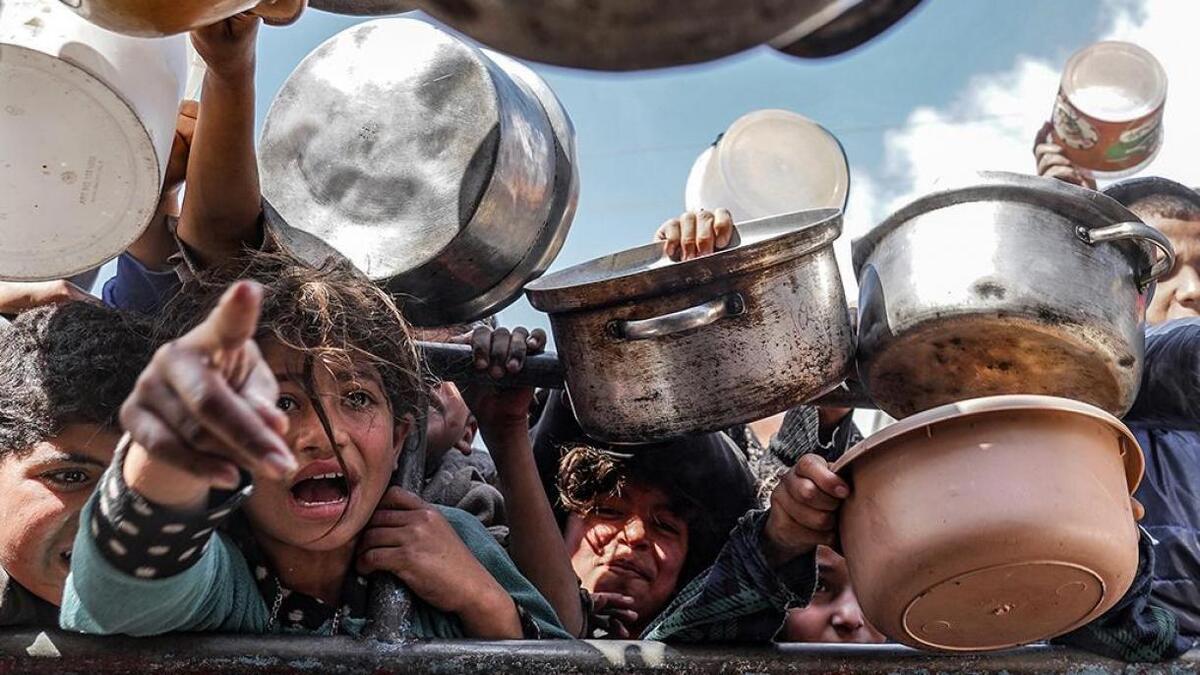 (ویدئو) دردناک و غم‌انگیز؛ حضور گسترده مردم غزه در دریا برای گرفتن بسته غذا