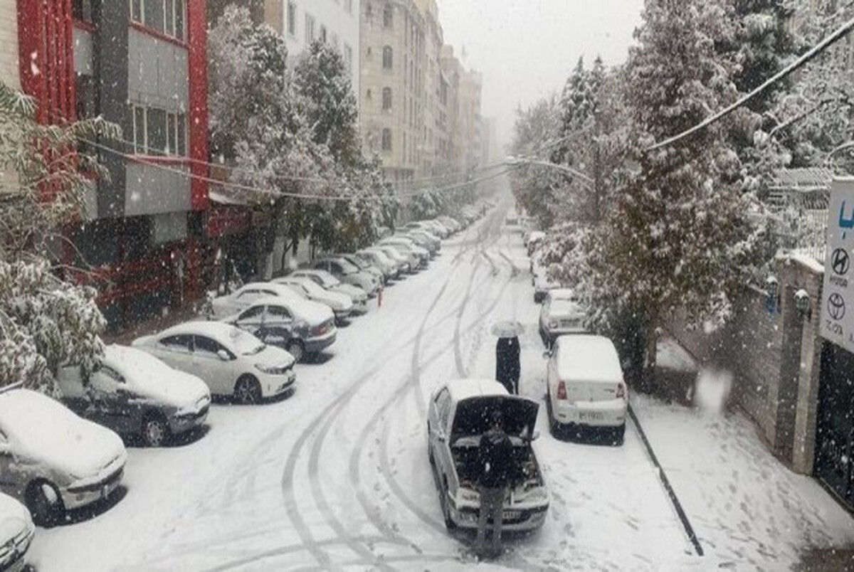 (ویدئو) وضعیت عجیب معابر شمالی شهر تهران درپی بارش شدید برف