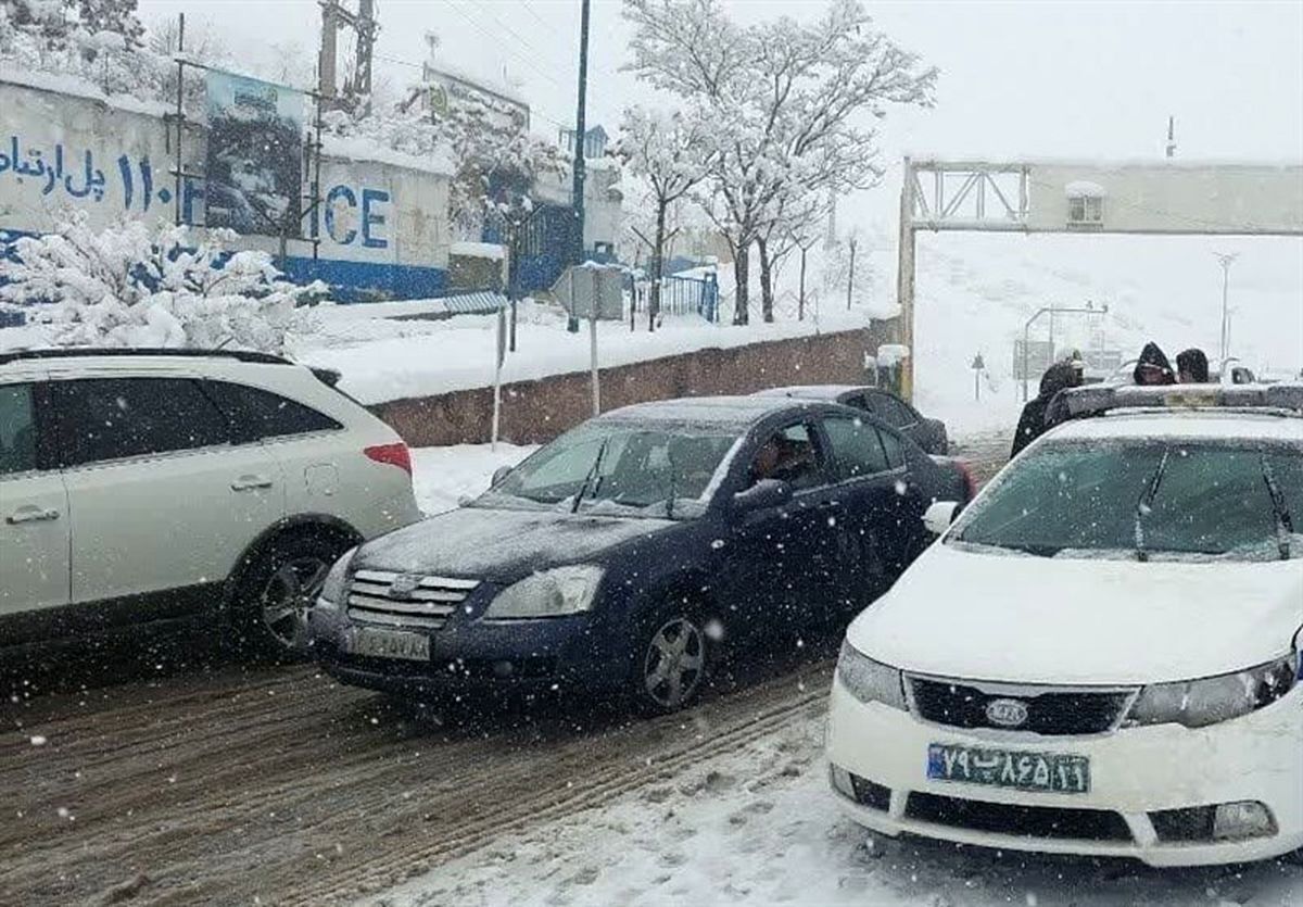 (عکس) ترافیک شدید در مناطق شمالی تهران در پی بارش برف