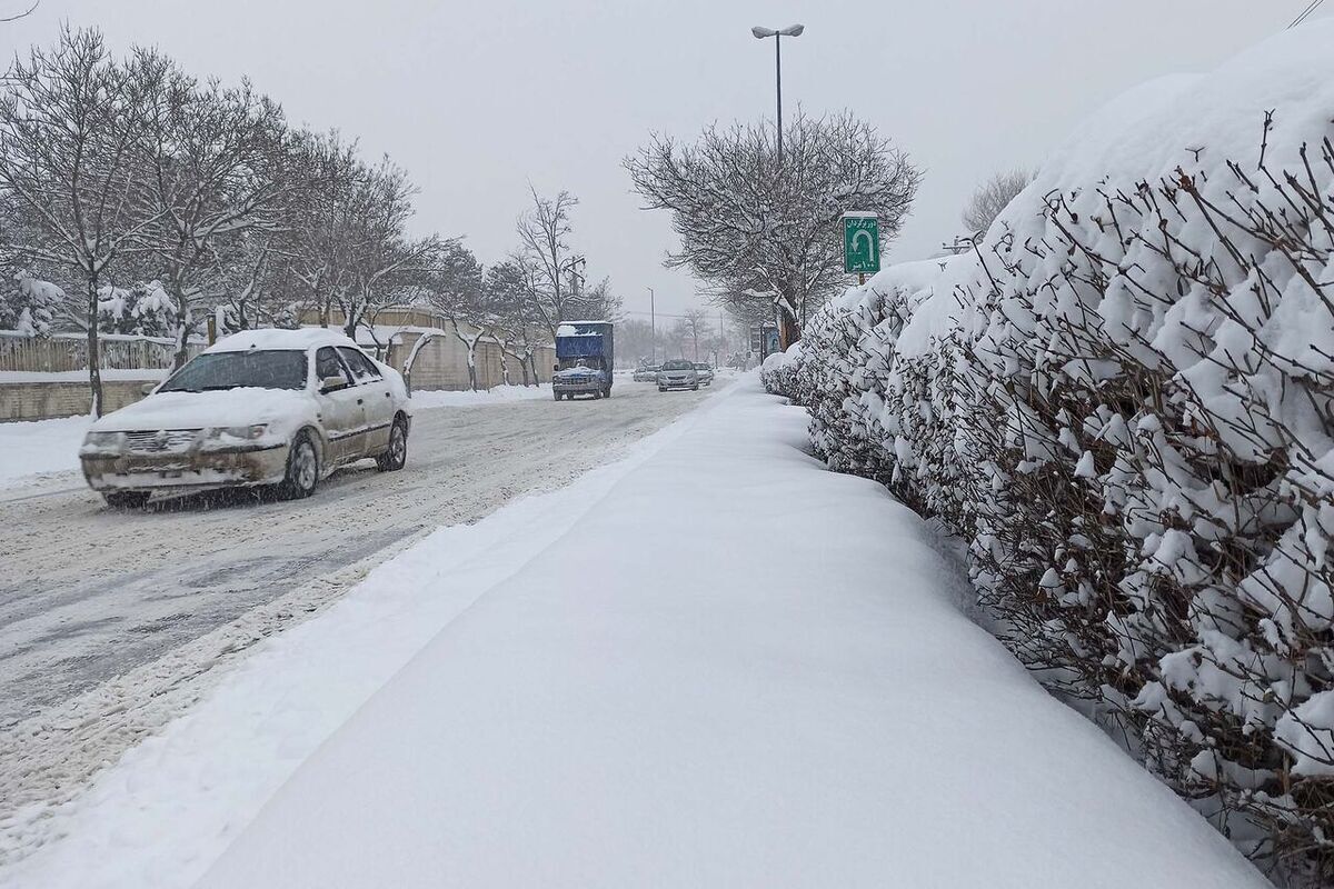 (ویدئو) دفن شدن خودرو‌ها در گلابدره به دلیل بارش شدید برف