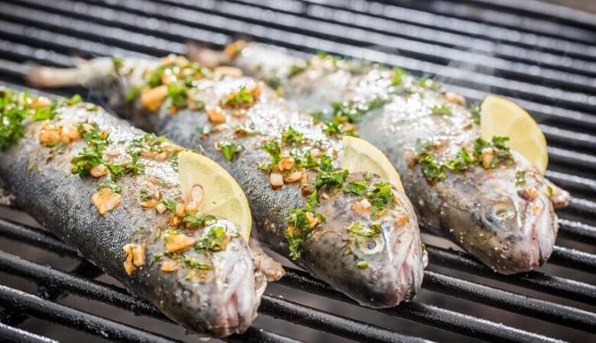(ویدئو) کباب کردن ماهی شکم پر به سبک آشپز اماراتی!