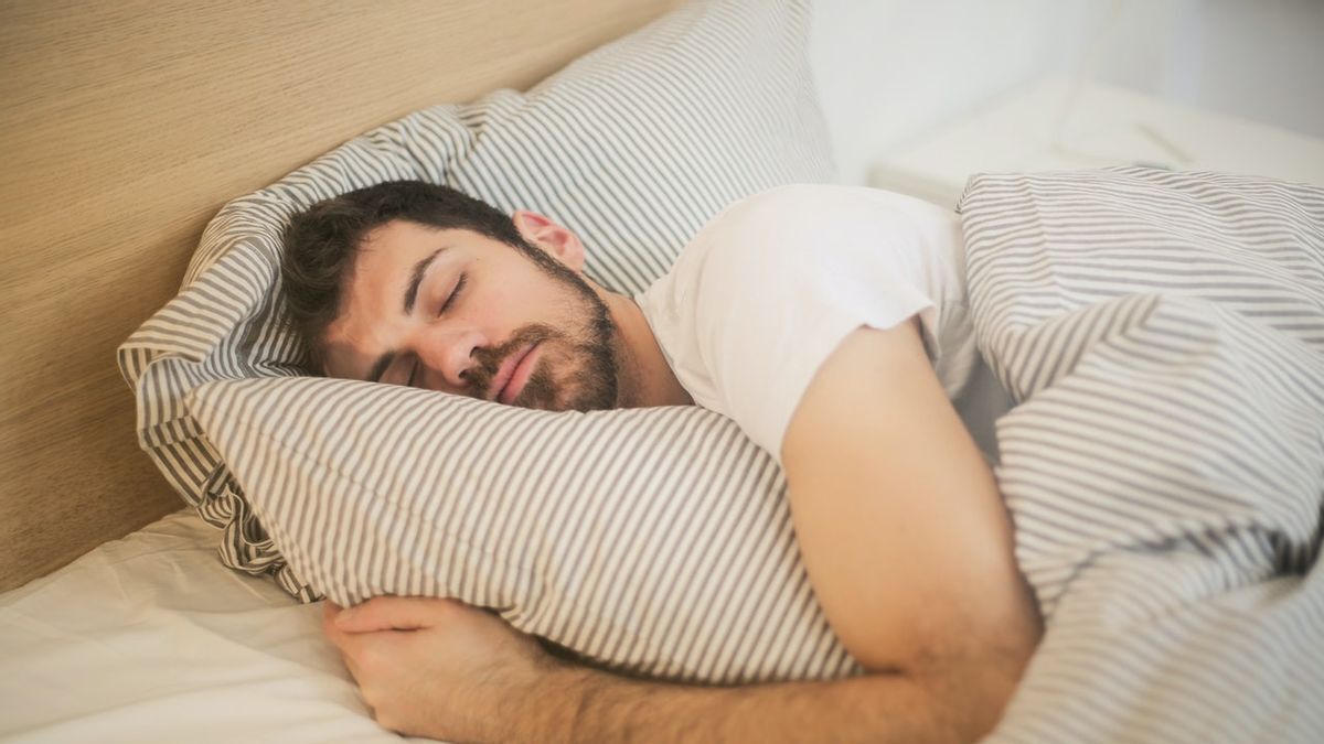 چرا داشتن یک ساعت خواب ثابت مهم‌تر از ۸ ساعت خوابیدن است؟