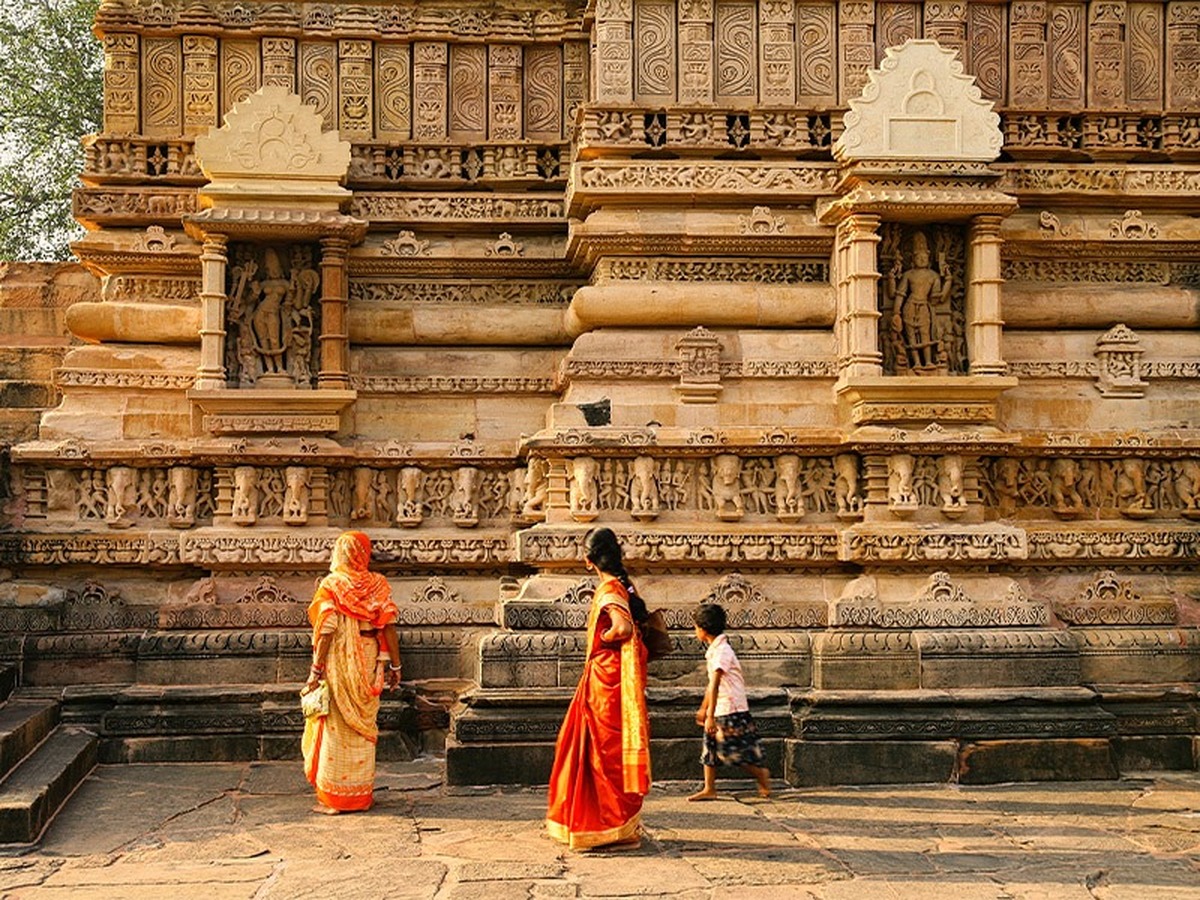 (ویدئو) تصویری باورنکردنی از تعارف قلیان به عکس رئیس معبد هندی