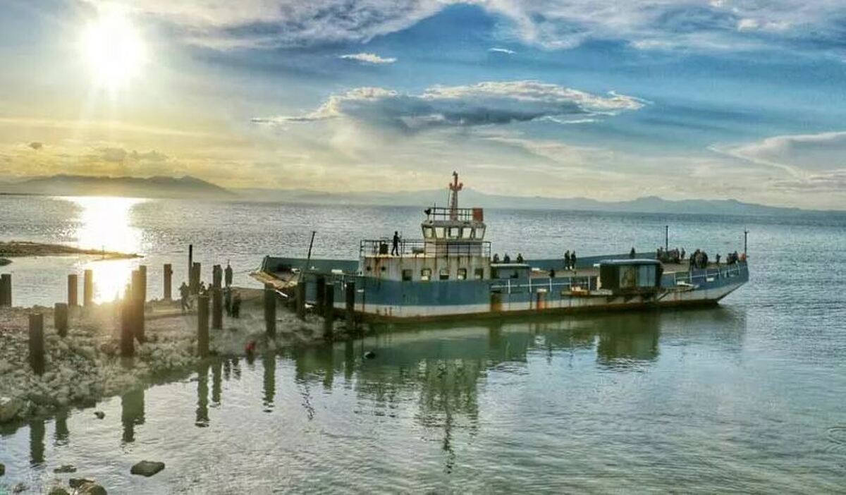 (ویدئو) آب دریاچه ارومیه به کشتی آرتیما رسید