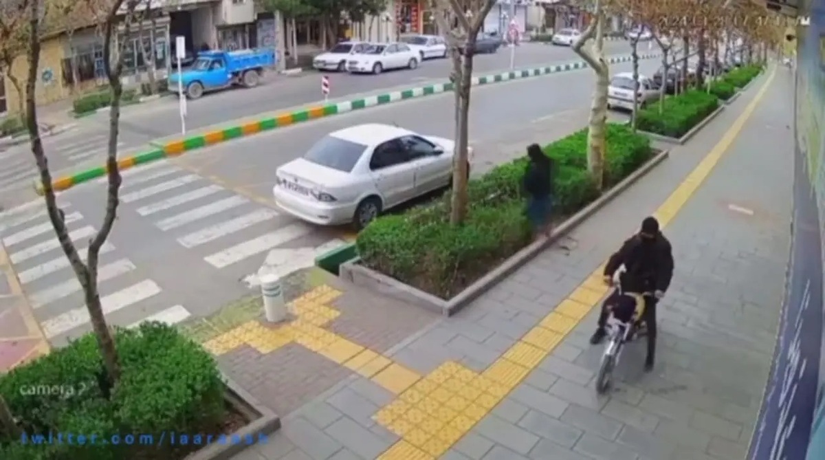 (ویدیو) سرقت مانیتور خودرو در مشهد در ۳۰ ثانیه