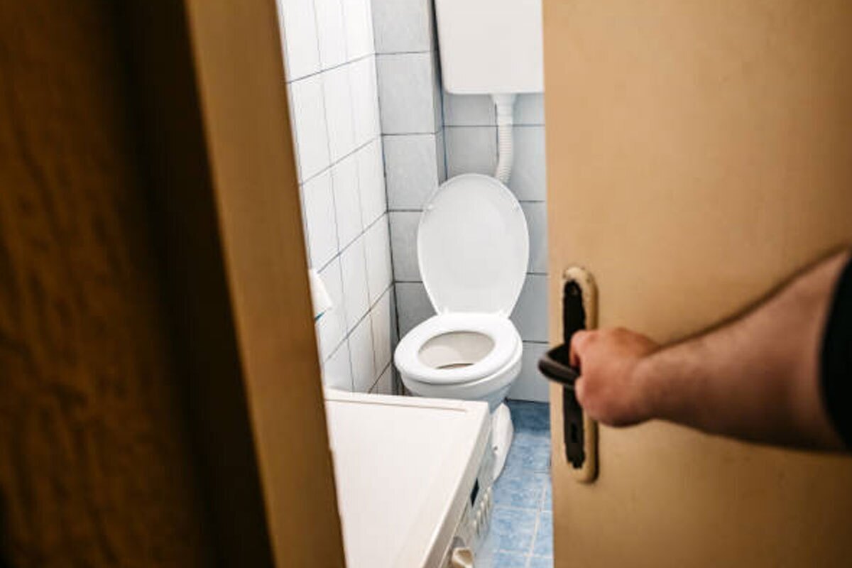 مورد عجیب مردی که ساعت‌ها در توالت می‌ماند و زنش را کلافه کرده است!