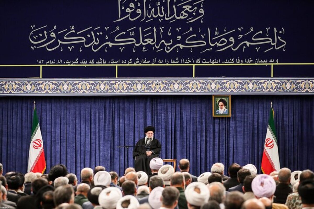 عکسی از نماز خواندن روحانی، سیدحسن خمینی پشت سر رهبری