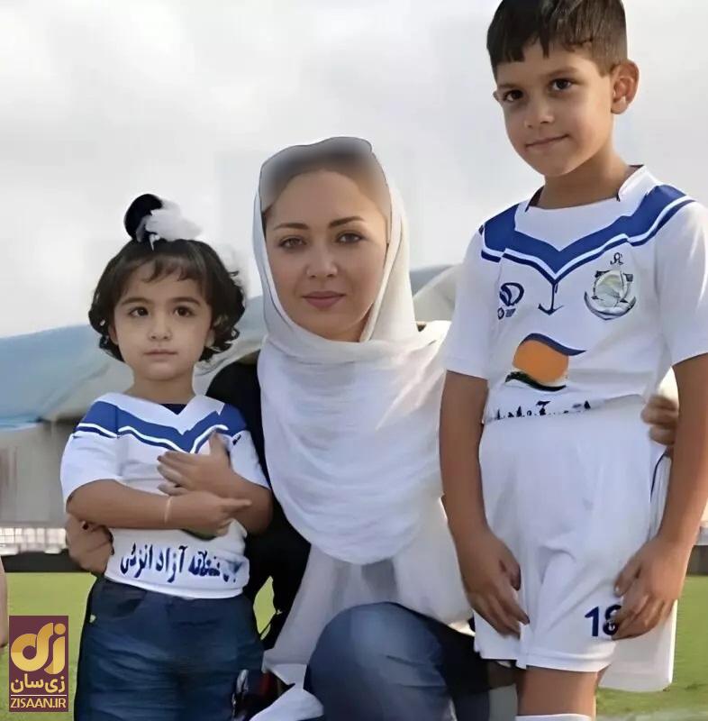 نیکی کریمی در کنار دو کودک و با لباس تیم فوتبال ملوان
