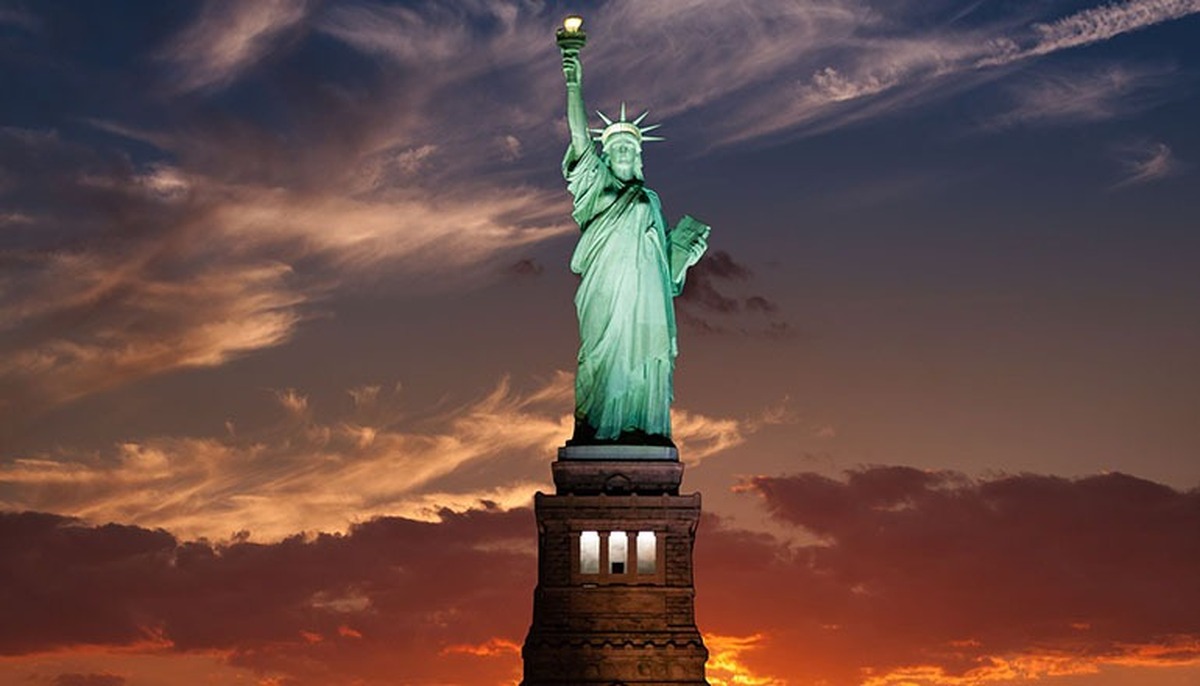 (عکس) لحظه اصابت صاعقه به مجسمه آزادی در آمریکا
