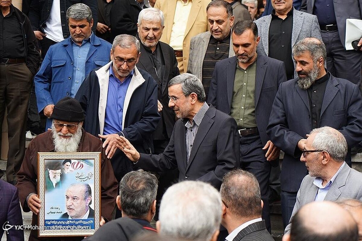 (عکس) محمود احمدی نژاد زیر تابوت حمید بهبهانی، وزیر فوت شده‌اش