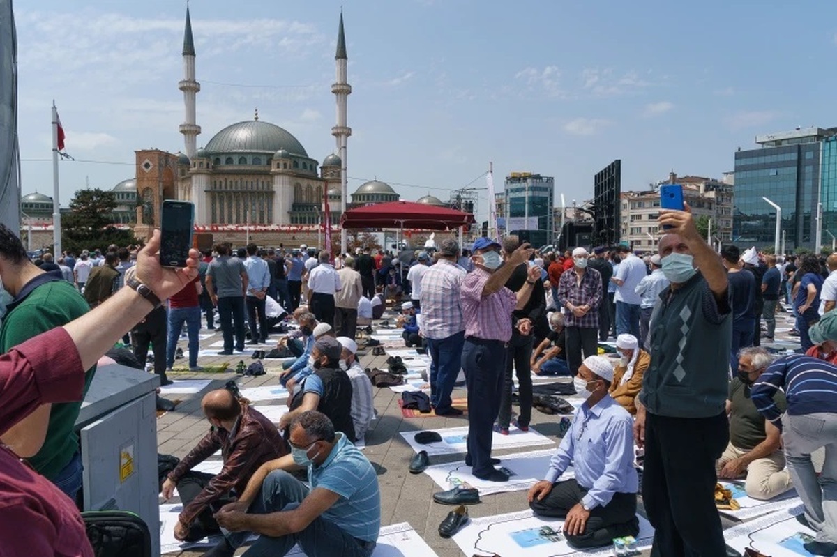 (عکس) تصویری جالب از یک امام جماعت مسجد در ترکیه
