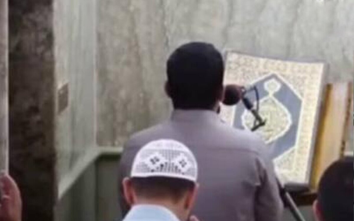 (ویدئو) بیهوش شدن امام جماعت از شدت گریه برای غزه