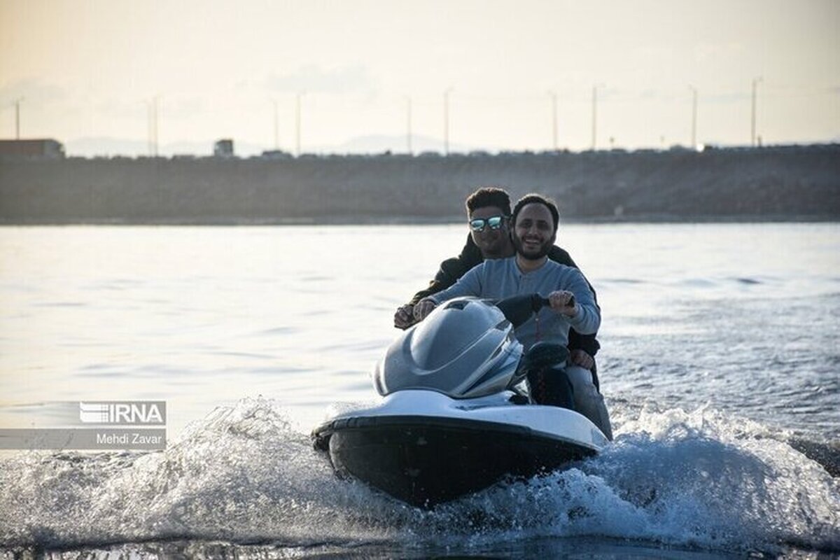 (عکس) تفریح سخنگوی دولت در دریاچه ارومیه