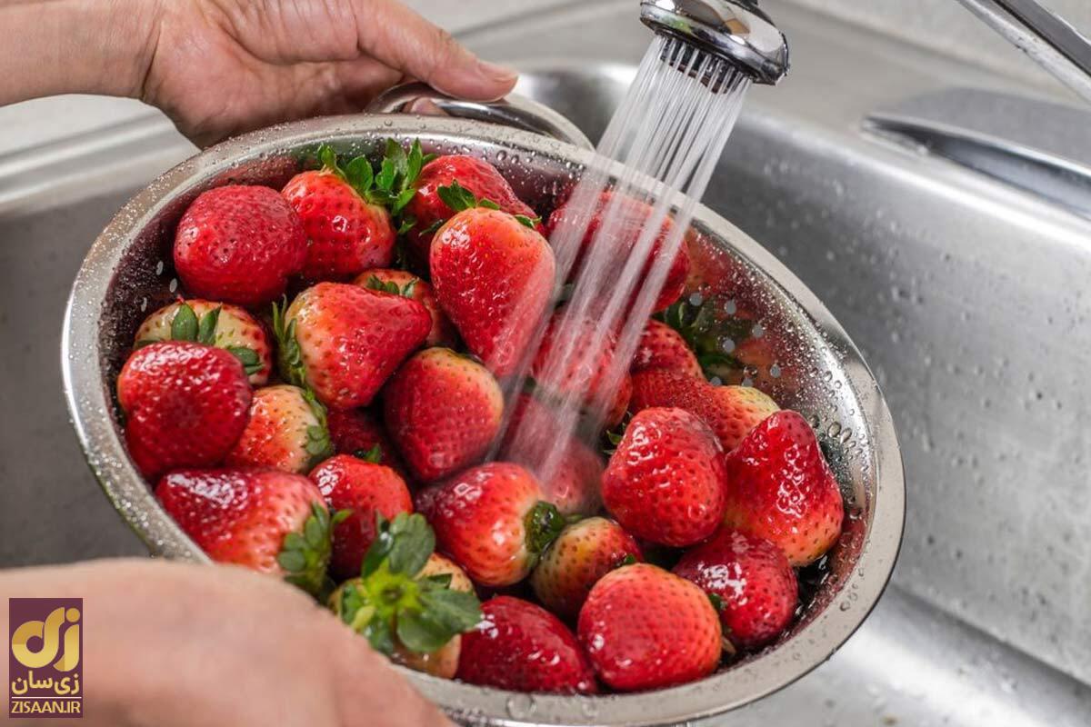 چگونه توت‌فرنگی را بشوییم که برای خوردنش نگران میکروب‌ها نباشیم؟