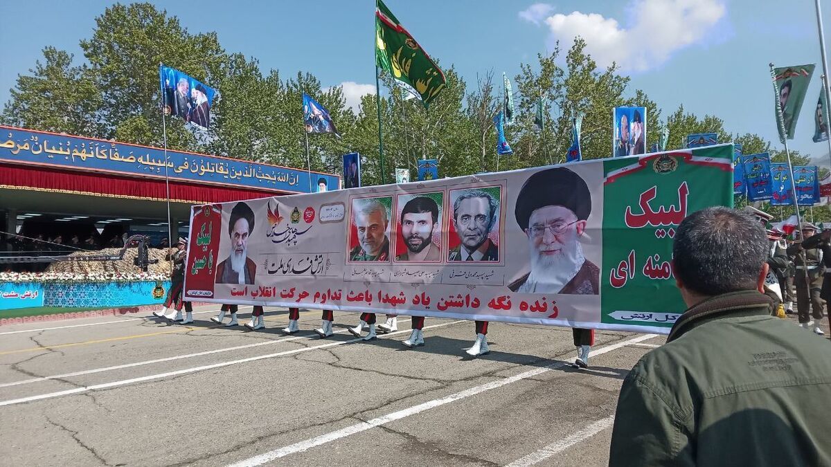 (ویدئو) اتفاقی عجیب در مراسم رژه روز ارتش در مشهد