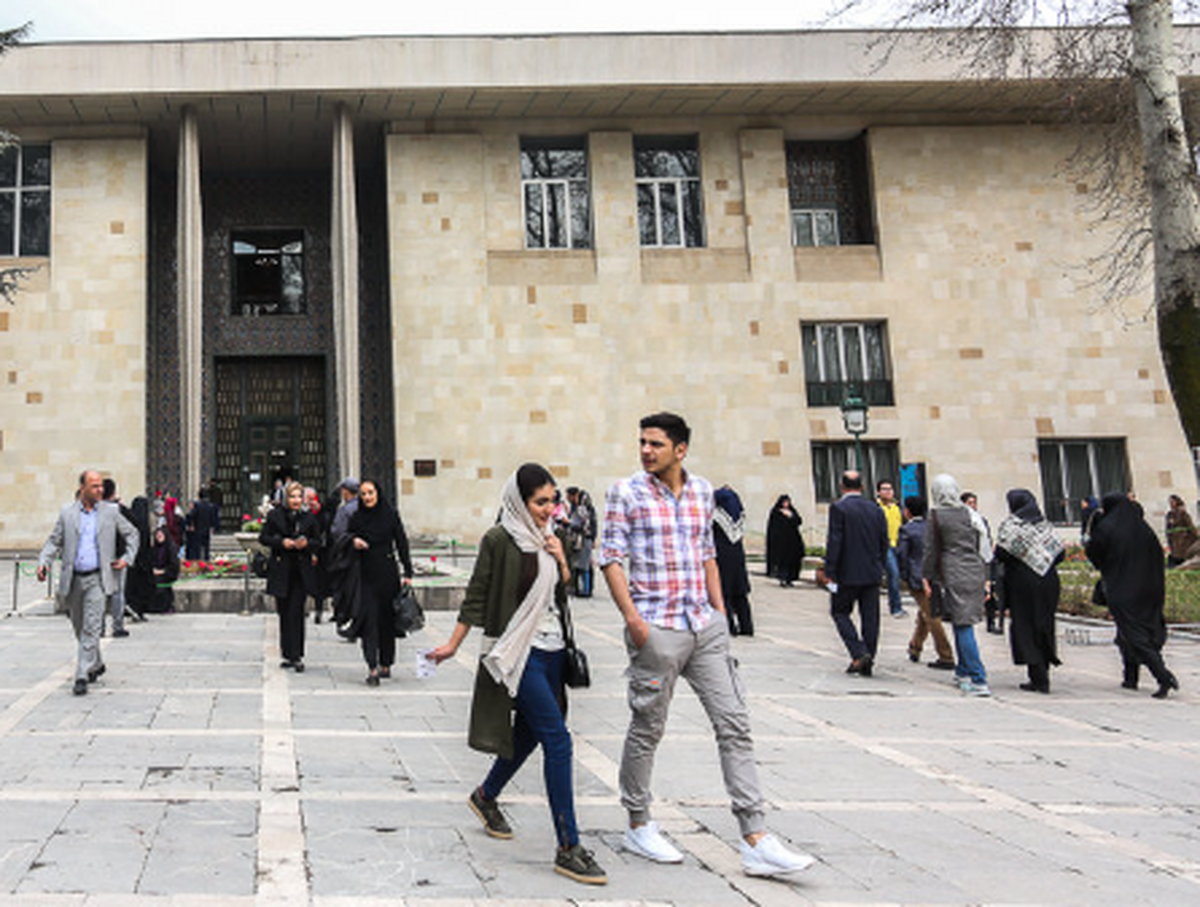 (عکس) ازدحام عجیب مردم در تهران برای بازدید از کاخ نیاوران