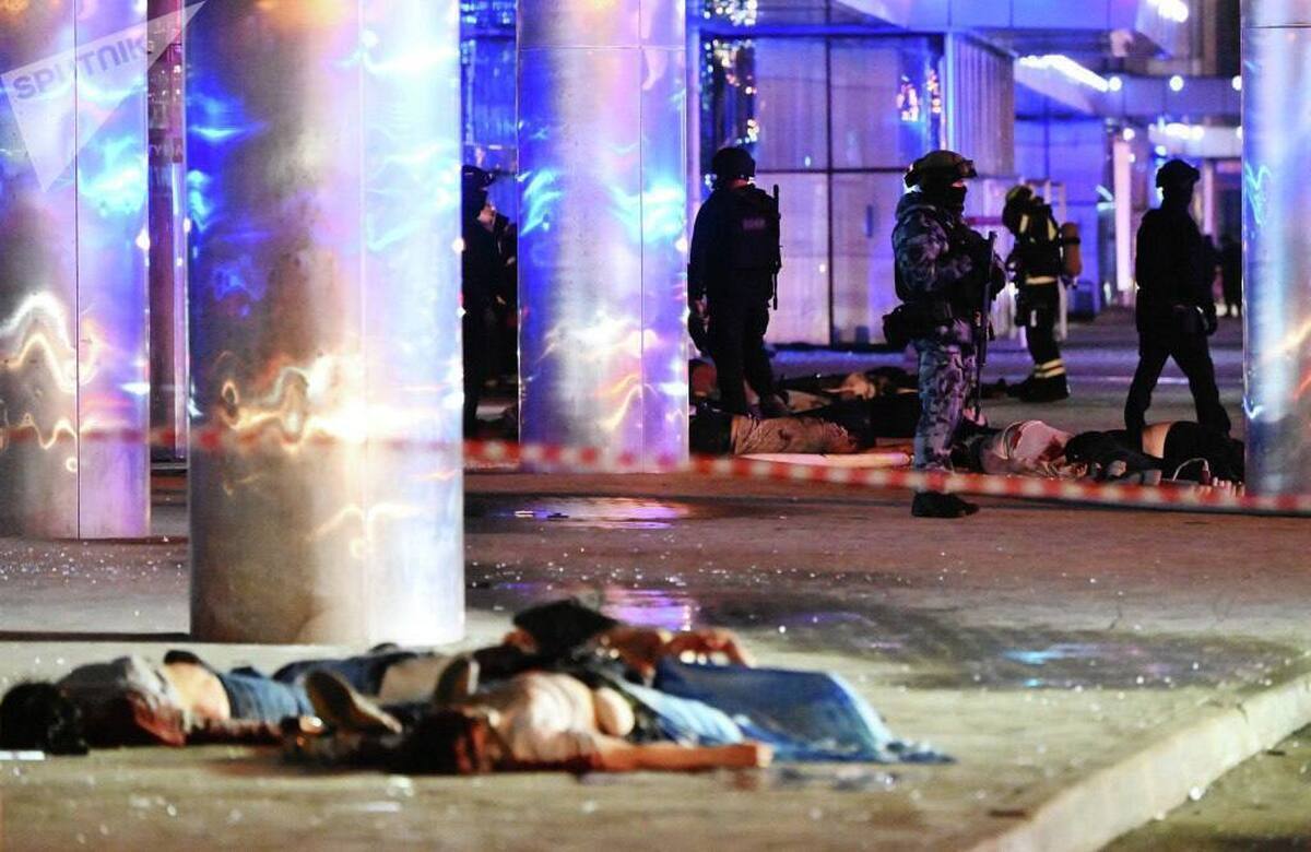 (عکس) تصویری هولناک از تالار کروکوس بعد از حمله تروریستی؛ اجساد پست سر هم ردیف شده‌اند