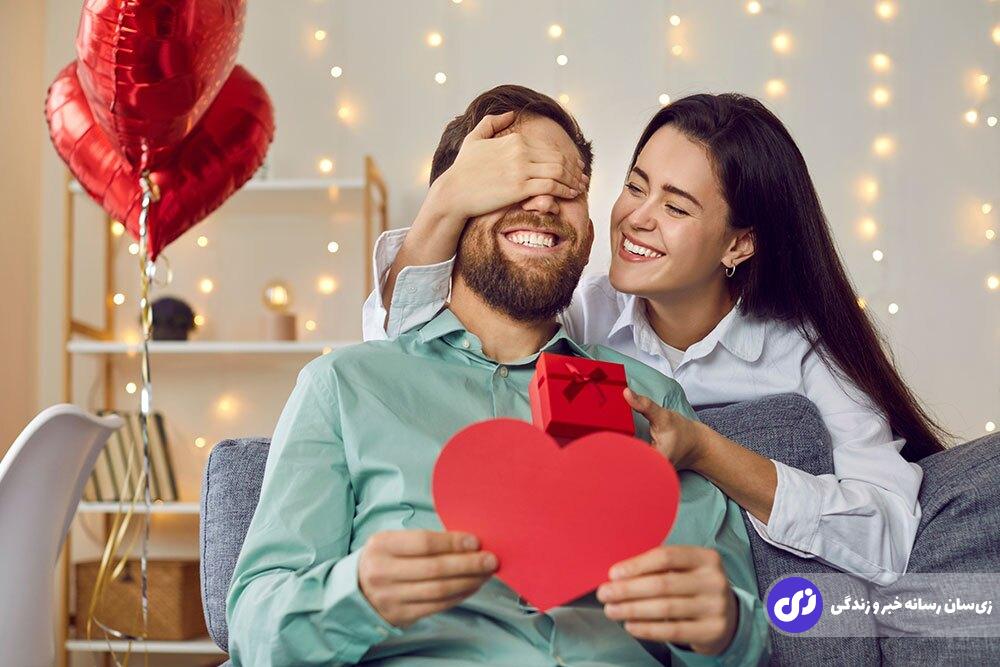 زنی چشم های مردی را گرفته و به او هدیه روز ولنتاین را هدیه می دهد