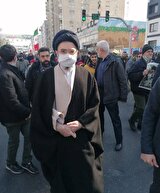 آیت‌الله مجتبی خامنه‌ای فرزند رهبر انقلاب در راهپیمایی ۲۲ بهمن + عکس