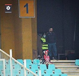 تنها تماشاگر زن مسابقه سپاهان و پرسپولیس روی سکو‌های نقش جهان | عکس