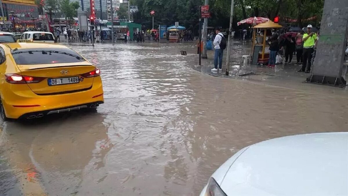 تصاویری از سیل شدید در ترکیه؛ خودروها به زیر آب رفت