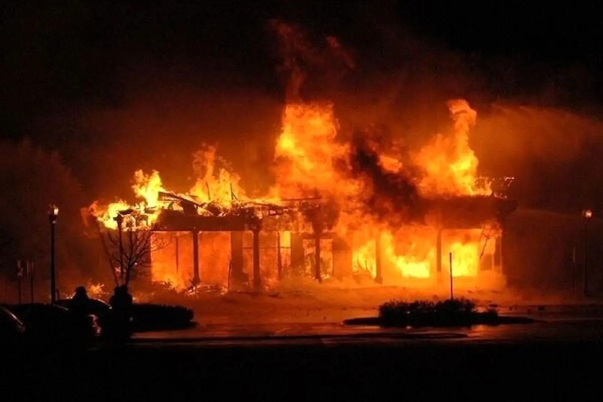 (ویدئو) اولین تصاویر از آتش‌سوزی در گیلان؛ خانه‌های چوبی شهرک امامزاده ابراهیم (ع) دچار حریق شد