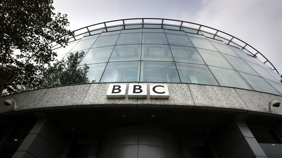 (ویدئو) پخش اذان از گوشی کارشناس شبکه BBC وسط پخش برنامه زنده