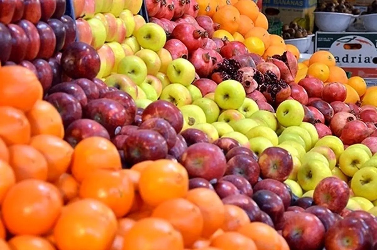 (عکس) بخندیم یا گریه کنیم؟؛ میوه فروشی که روی گوجه سبز برچسب هندوانه زد